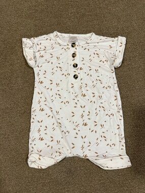 Lou Lou & Company Cream and Brown Leaf Print Short Sleeve Romper 6-12mo